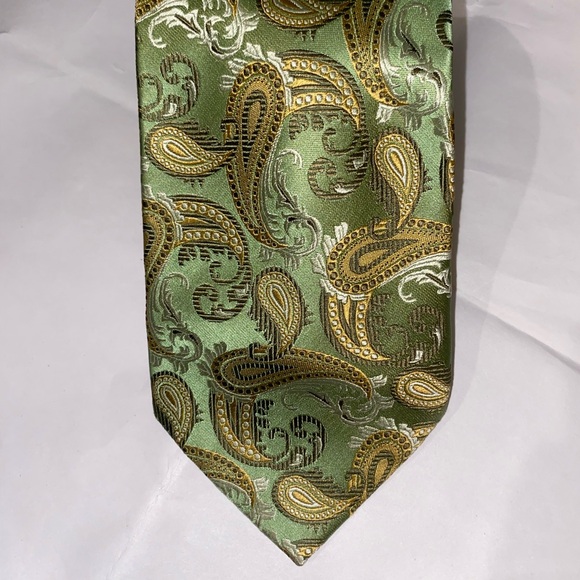Charles Wain Paisley Men's Tie in Green and Gold. 0306 - Picture 4 of 5